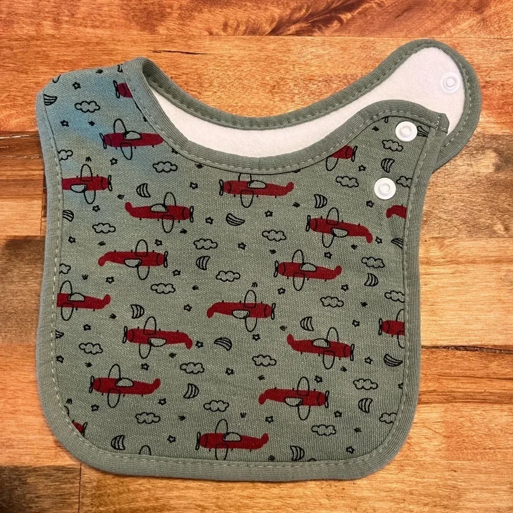 NWT Newborn long sleeve onesie set, green with red airplanes. Onesie, hat, bib